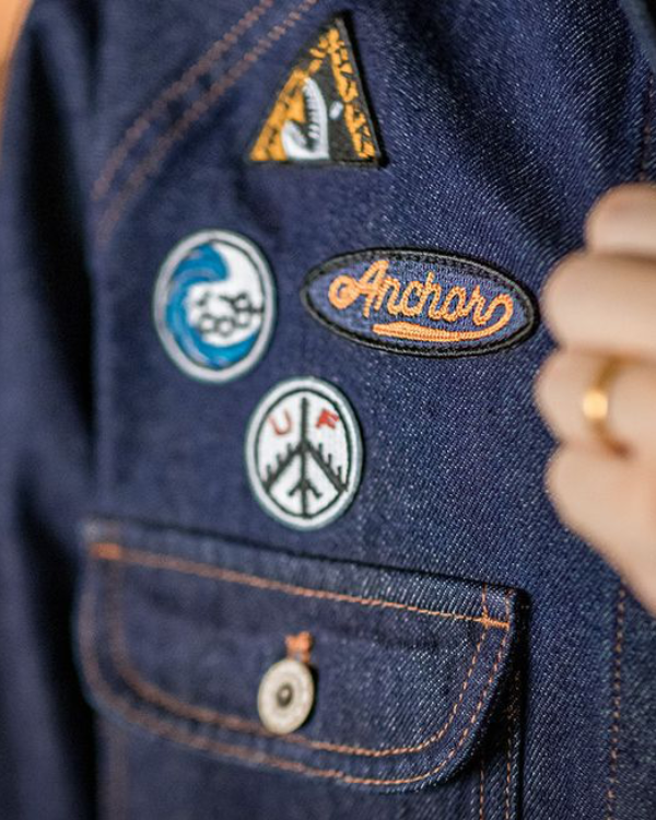 ルイ バッジ刺繍入りデニムジャケット 1006