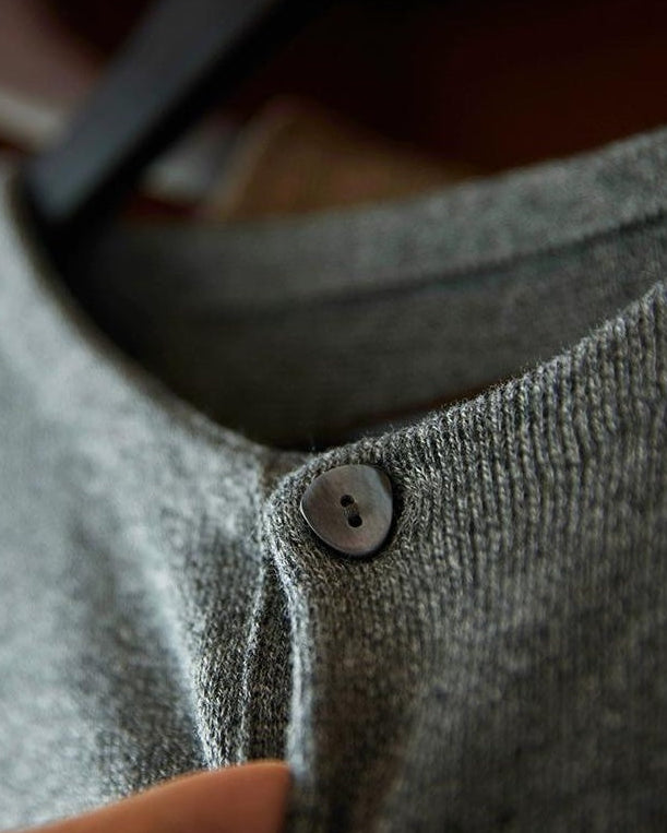 メスキート ワンボタンUネックニットセーター 2323